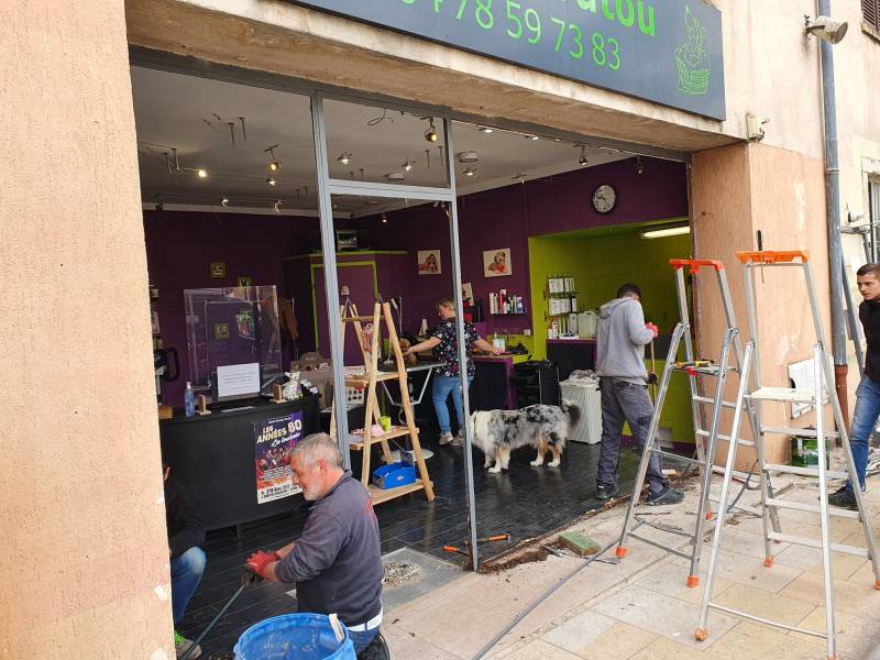 Mise en place de vitrine aluminium de magasin à Villefranche sur Saône